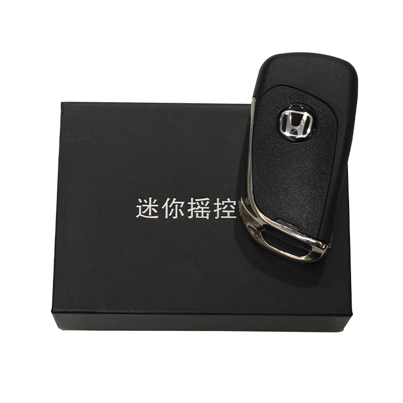 汽車鑰匙中隱藏的鏡頭和掃描器可以讀取卡片邊緣的隱形標記和條碼。