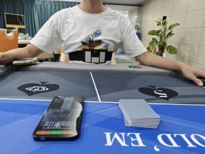 T-Shirt Poker Cheating Card Scanner for Barcode Marked Cards 9 Demonstration of T-Shirt poker cheating card scanner scanning barcode marked playing cards, paired with a poker analyzer on the table.