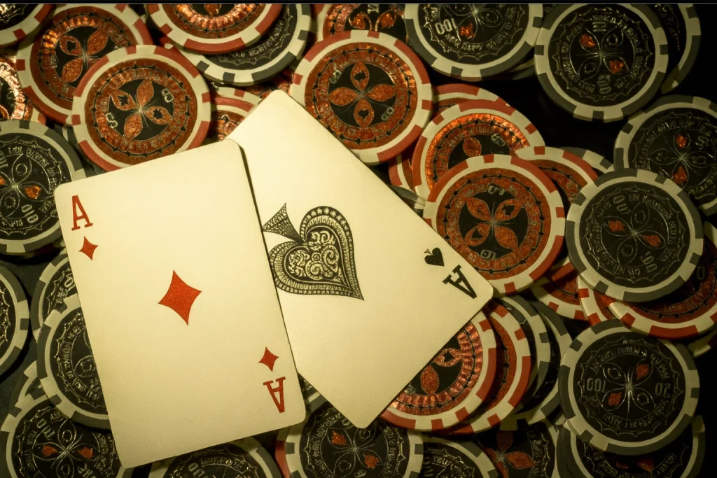 Smascherare la telecamera scanner del poker: la tecnologia stealth che controlla il gioco 16 Coppia di assi rossi (A♦ A♠) adagiati su pile di fiches da poker di alto valore: mano vincente perfetta nel Texas Hold'em